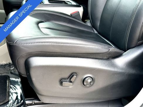 Used 2024 Chrysler Pacifica Touring-L FWD image 12