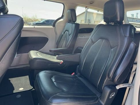 Used 2018 Chrysler Pacifica Touring-L Plus FWD image 24