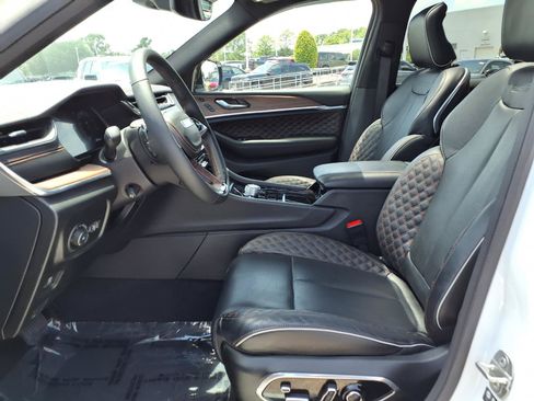 Used 2025 Jeep Grand Cherokee Summit AWD/4WD image 9