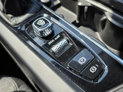 Used 2019 Volvo XC60 T6 Momentum w/ Multimedia Package image 39