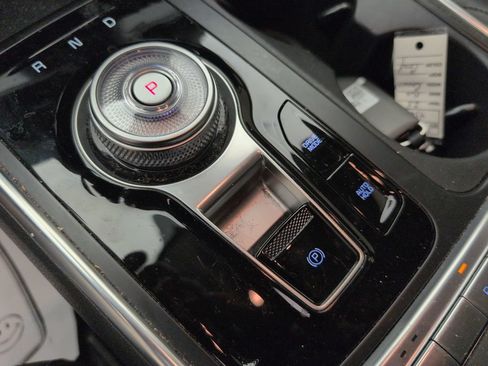 Used 2025 Kia Carnival EX FWD image 30
