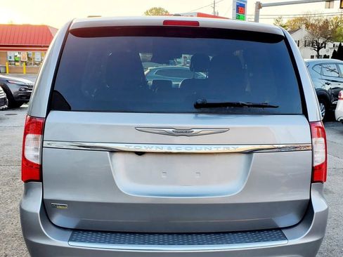 Used 2015 Chrysler Town & Country Touring FWD image 4