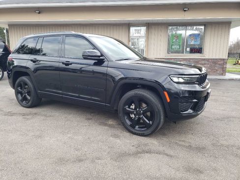 Used 2023 Jeep Grand Cherokee Altitude AWD/4WD image 1