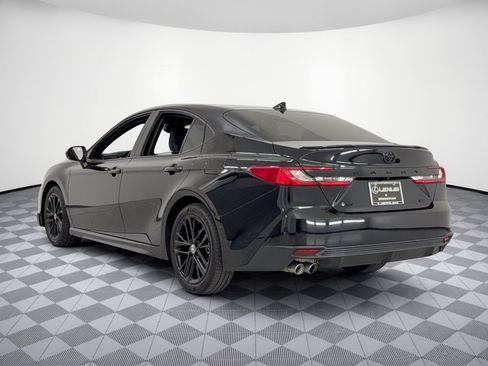 Used 2025 Toyota Camry SE w/ Convenience Package FWD image 3