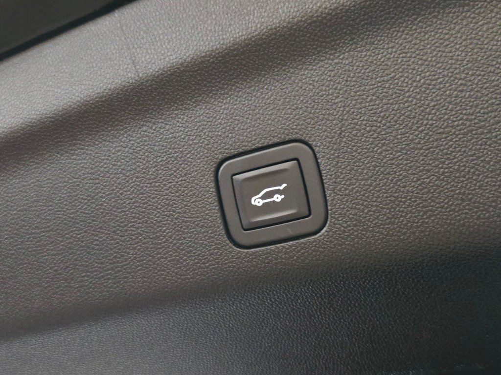 Used 2025 Chevrolet Tahoe High Country RWD image 17