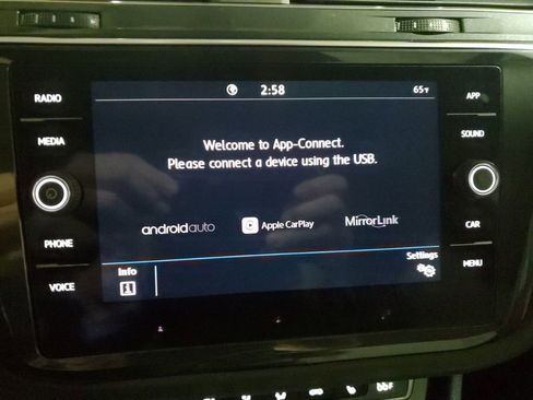 Used 2020 Volkswagen Tiguan SE w/ Panoramic Sunroof Package image 12