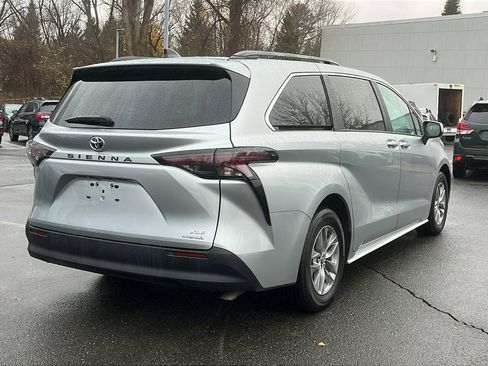 Used 2024 Toyota Sienna XLE image 5