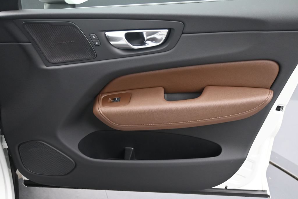 Certified 2022 Volvo XC60 B5 Momentum w/ Advanced Package FWD image 13