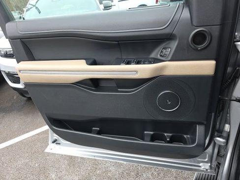 Used 2023 Ford Expedition Max Limited image 13