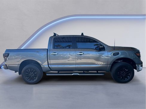 Used 2017 Nissan Titan SV AWD/4WD image 7