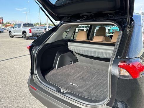 Used 2021 Toyota RAV4 LE AWD/4WD image 15