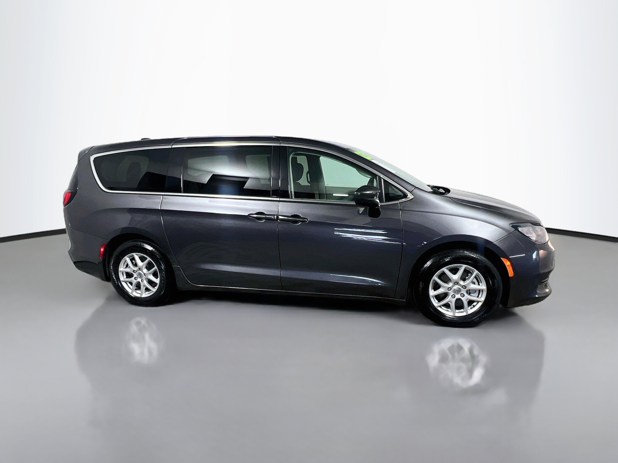 Used 2023 Chrysler Voyager LX FWD image 3