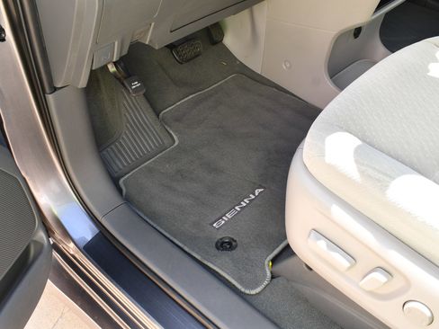 Used 2020 Toyota Sienna LE w/ Carpet Mat Package FWD image 21