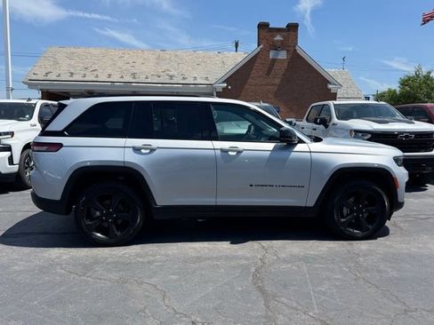 Used 2024 Jeep Grand Cherokee Altitude AWD/4WD image 8