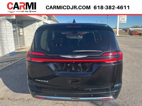 Used 2024 Chrysler Pacifica Touring-L image 5