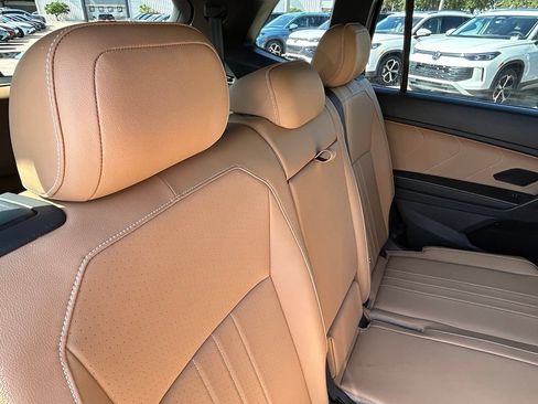 Certified 2024 Volkswagen Tiguan SE FWD image 40