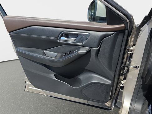 Used 2021 Nissan Rogue Platinum FWD image 25