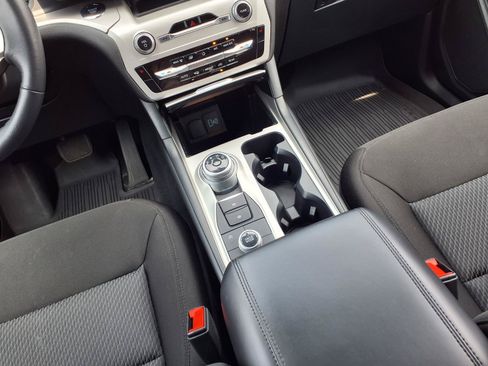 Used 2024 Ford Explorer XLT AWD/4WD image 10