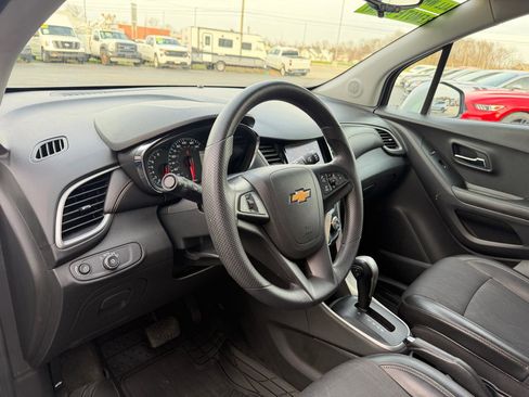 Used 2021 Chevrolet Trax LT AWD/4WD image 21