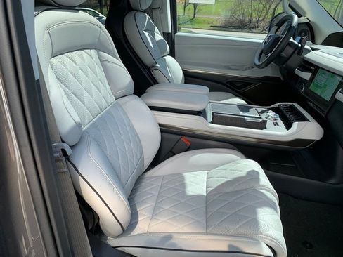 New 2026 Lincoln Navigator L Black Label AWD/4WD image 12