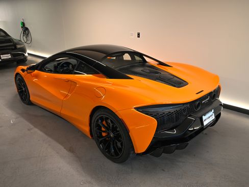Used 2025 McLaren Artura RWD image 22
