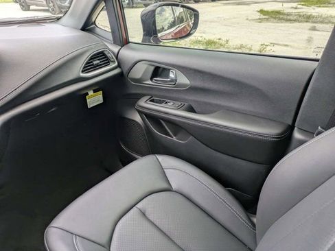 New 2027 Chrysler Pacifica Select FWD image 19
