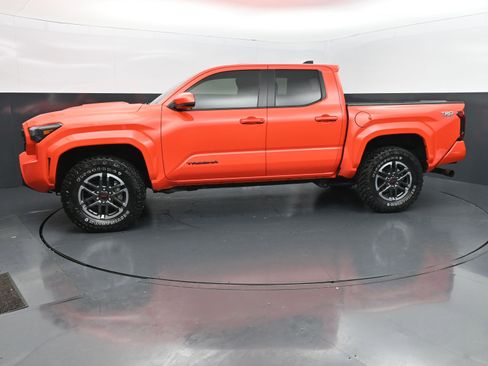 Used 2024 Toyota Tacoma TRD Sport AWD/4WD image 2