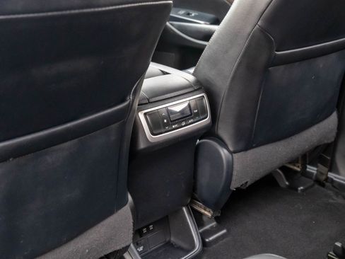 Used 2019 Toyota Highlander SE image 17
