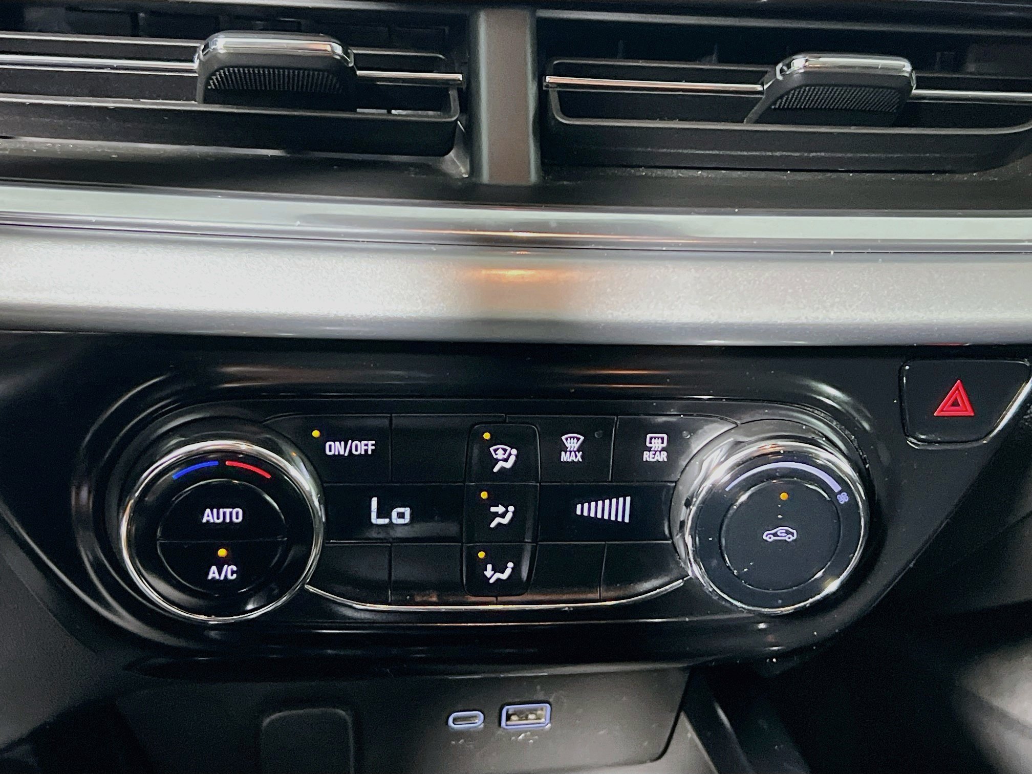 Used 2025 Chevrolet Trax LT FWD image 26