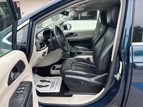 Used 2022 Chrysler Pacifica Touring-L FWD image 18