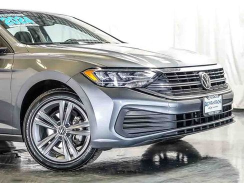 Used 2024 Volkswagen Jetta SE FWD image 3