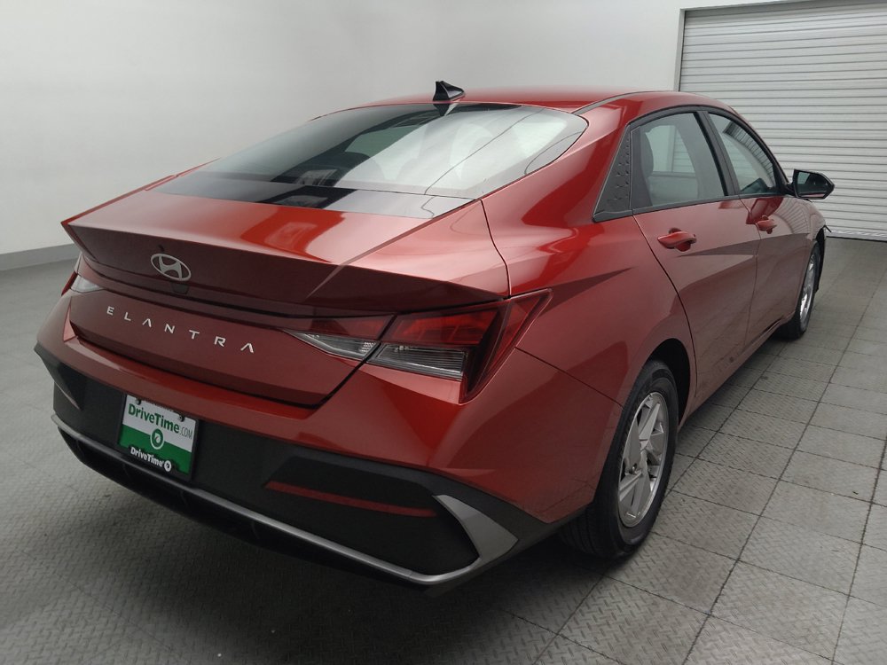 Used 2025 Hyundai Elantra SE FWD image 9