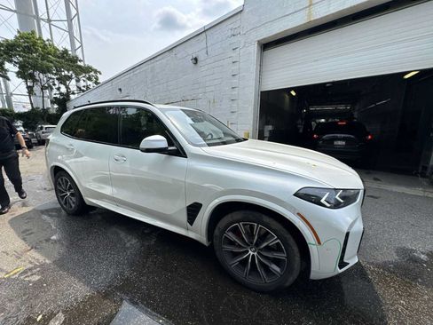 Used 2024 BMW X5 xDrive40i w/ M Sport Package AWD/4WD image 9