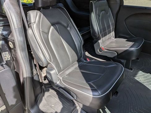 Used 2020 Chrysler Pacifica Limited w/ Advanced Safetytec Group FWD image 32