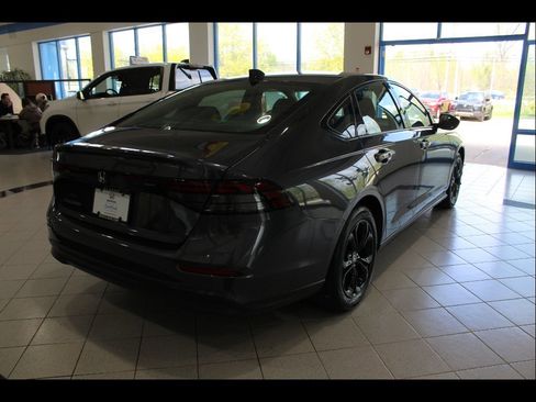 Certified 2025 Honda Accord SE image 5