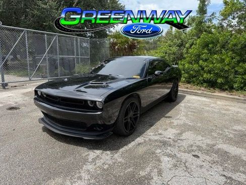 Used 2016 Dodge Challenger SXT RWD image 1