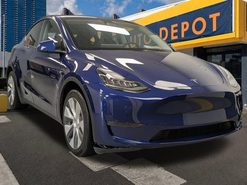 Used 2023 Tesla Model Y AWD image 3