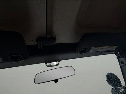 Used 2012 Jeep Wrangler Unlimited Sahara image 29