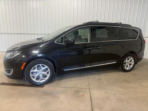 Used 2017 Chrysler Pacifica Touring-L w/ Tire & Wheel Group FWD image 2