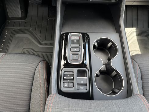 Used 2025 Honda Pilot Sport image 22