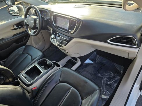 Used 2023 Chrysler Pacifica Touring-L FWD image 18