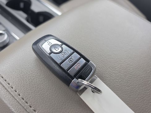 Used 2018 Ford Expedition XLT w/ Equipment Group 202A AWD/4WD image 39