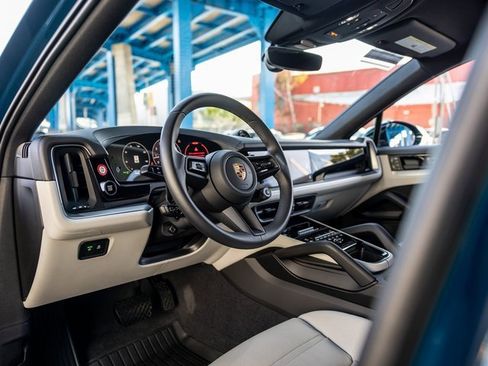 Certified 2025 Porsche Cayenne Coupe image 4