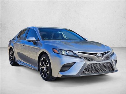 Used 2018 Toyota Camry SE image 3
