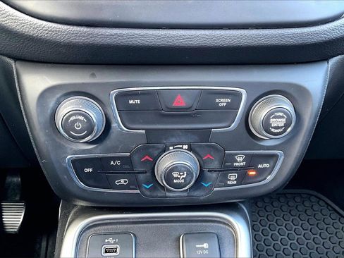 Certified 2019 Jeep Compass Latitude w/ Cold Weather Group image 16