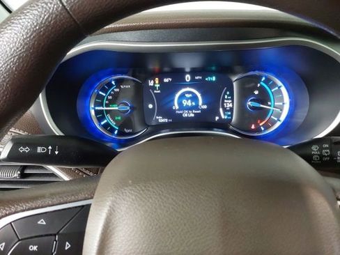 Used 2021 Chrysler Pacifica Touring w/ Uconnect Theater Family Group FWD image 28