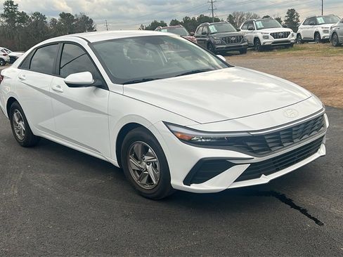 Certified 2025 Hyundai Elantra SE image 1