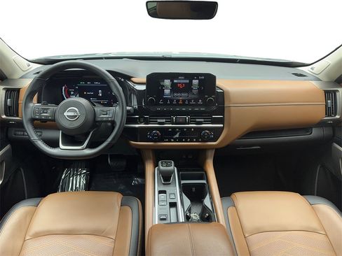 Used 2025 Nissan Pathfinder Platinum image 17