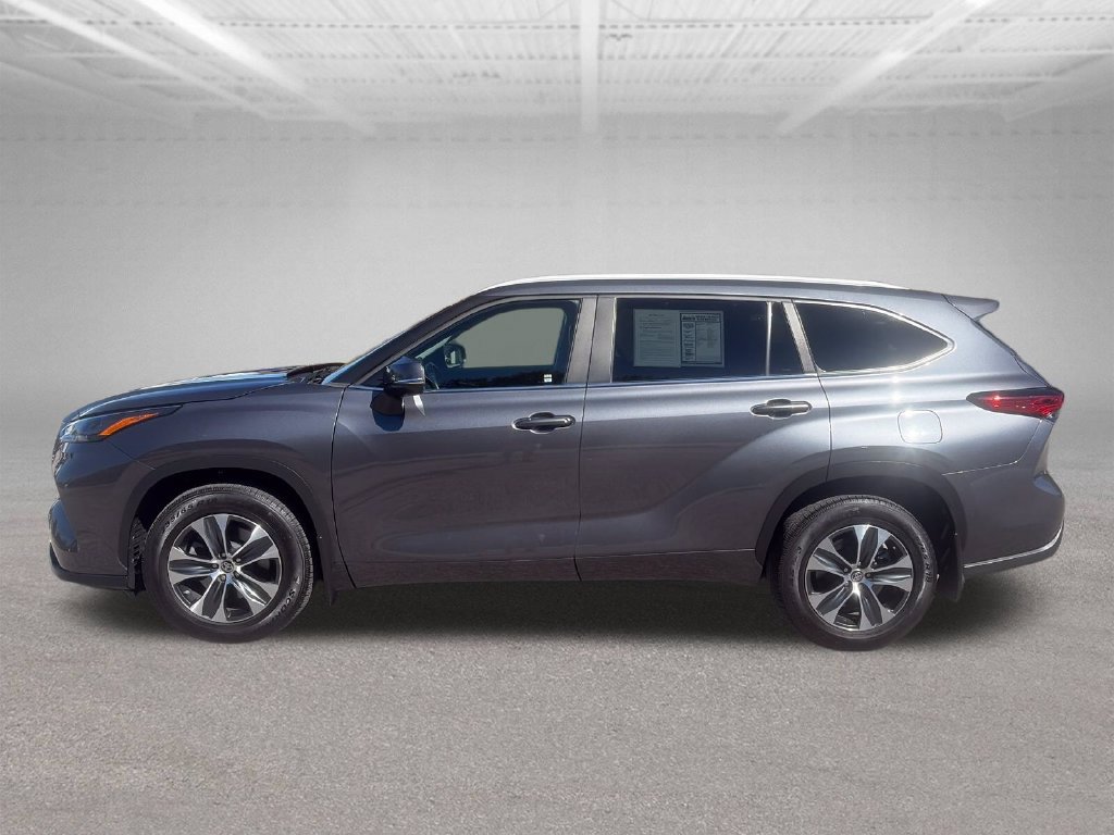 Used 2023 Toyota Highlander XLE AWD/4WD image 3
