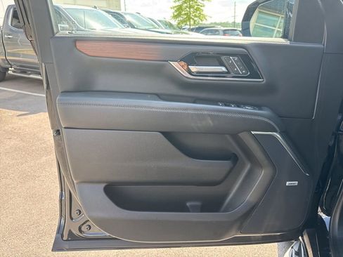 Used 2025 GMC Yukon XL Denali RWD image 9